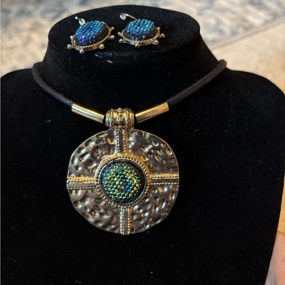 Necklace and earrings set. Copper look with iridescent accents. Great cond